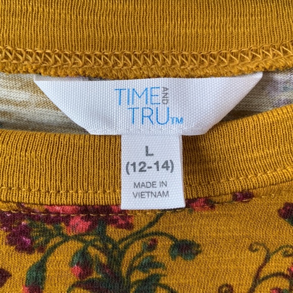 Time and Tru Flutter Sleeve Top (NWT) #43 - Picture 3 of 7